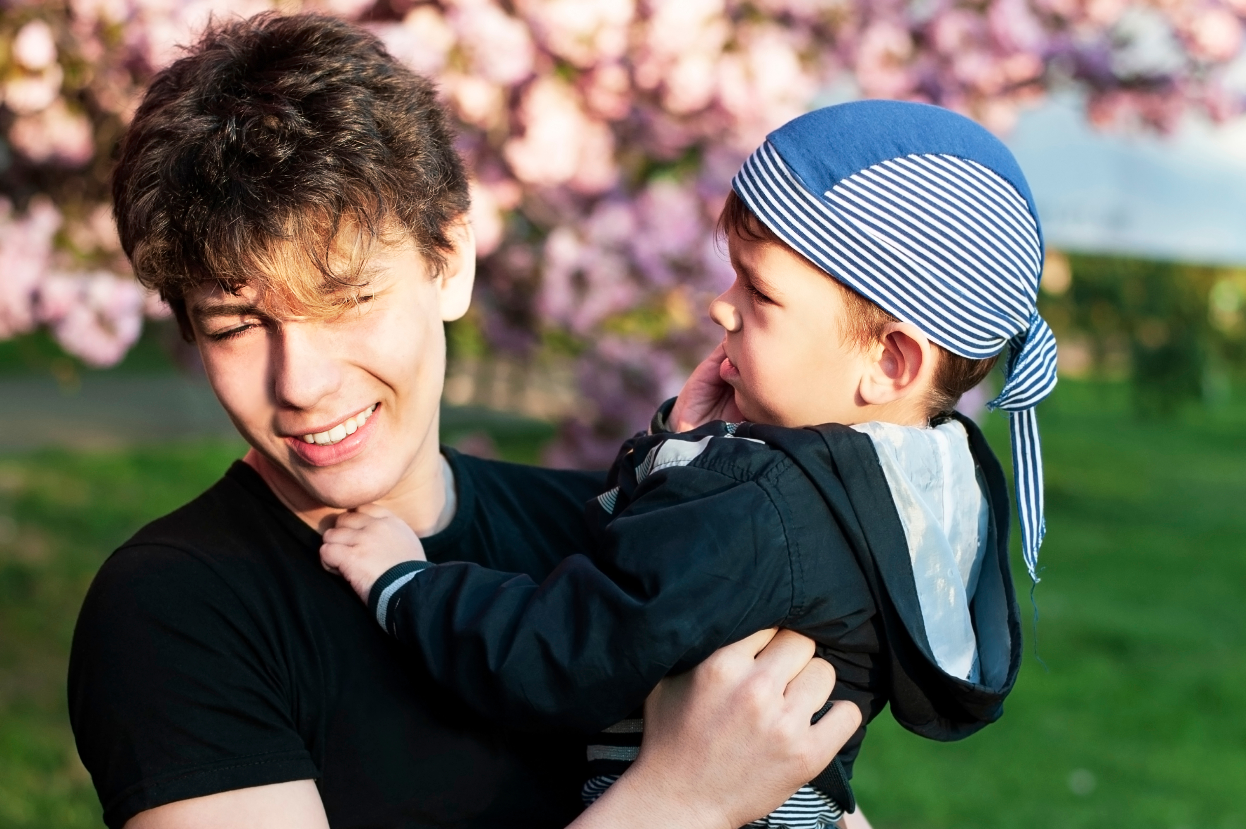 A man carrying a little boy | Source: Shutterstock