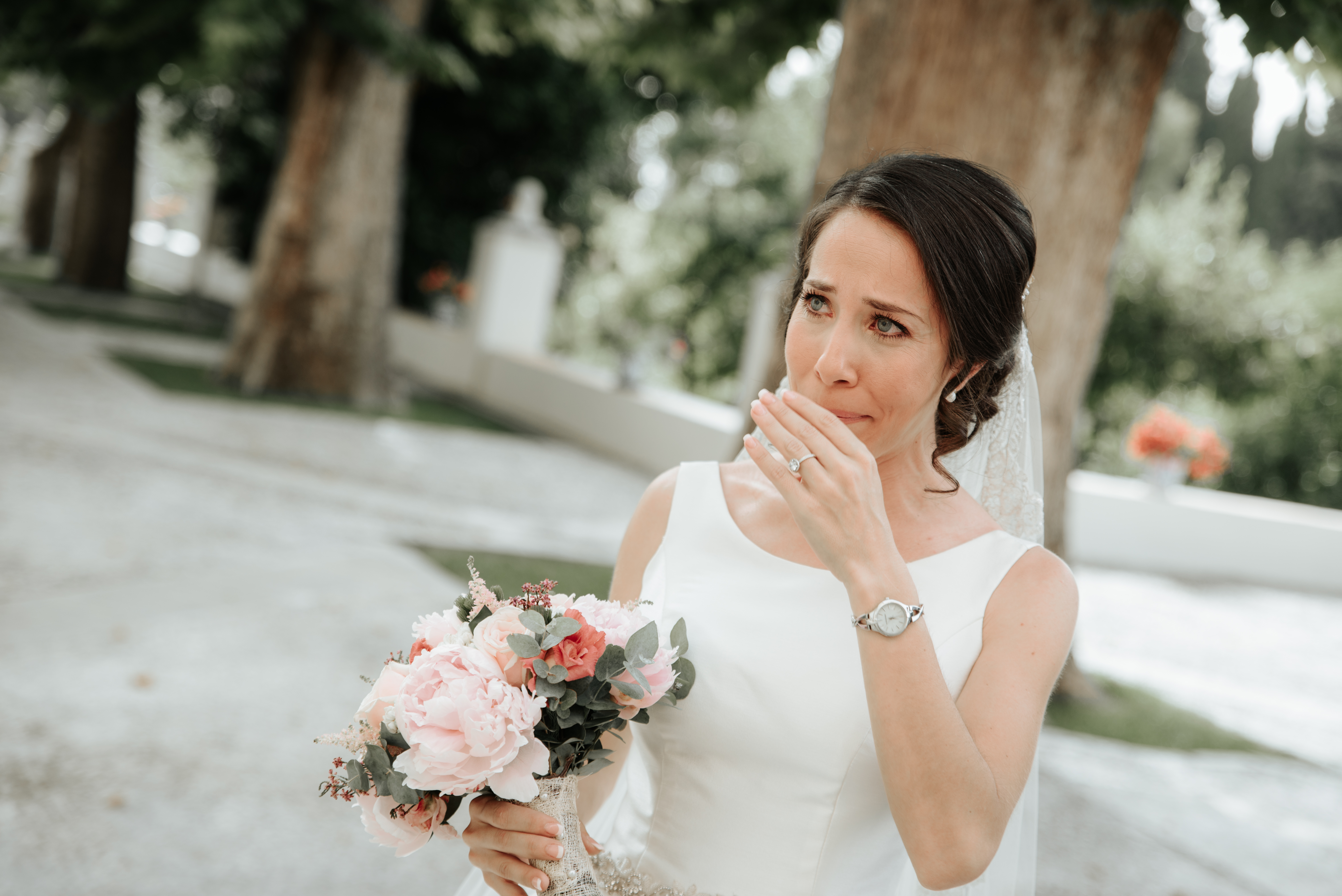 A bride is on the verge of tears | Source: Shutterstock