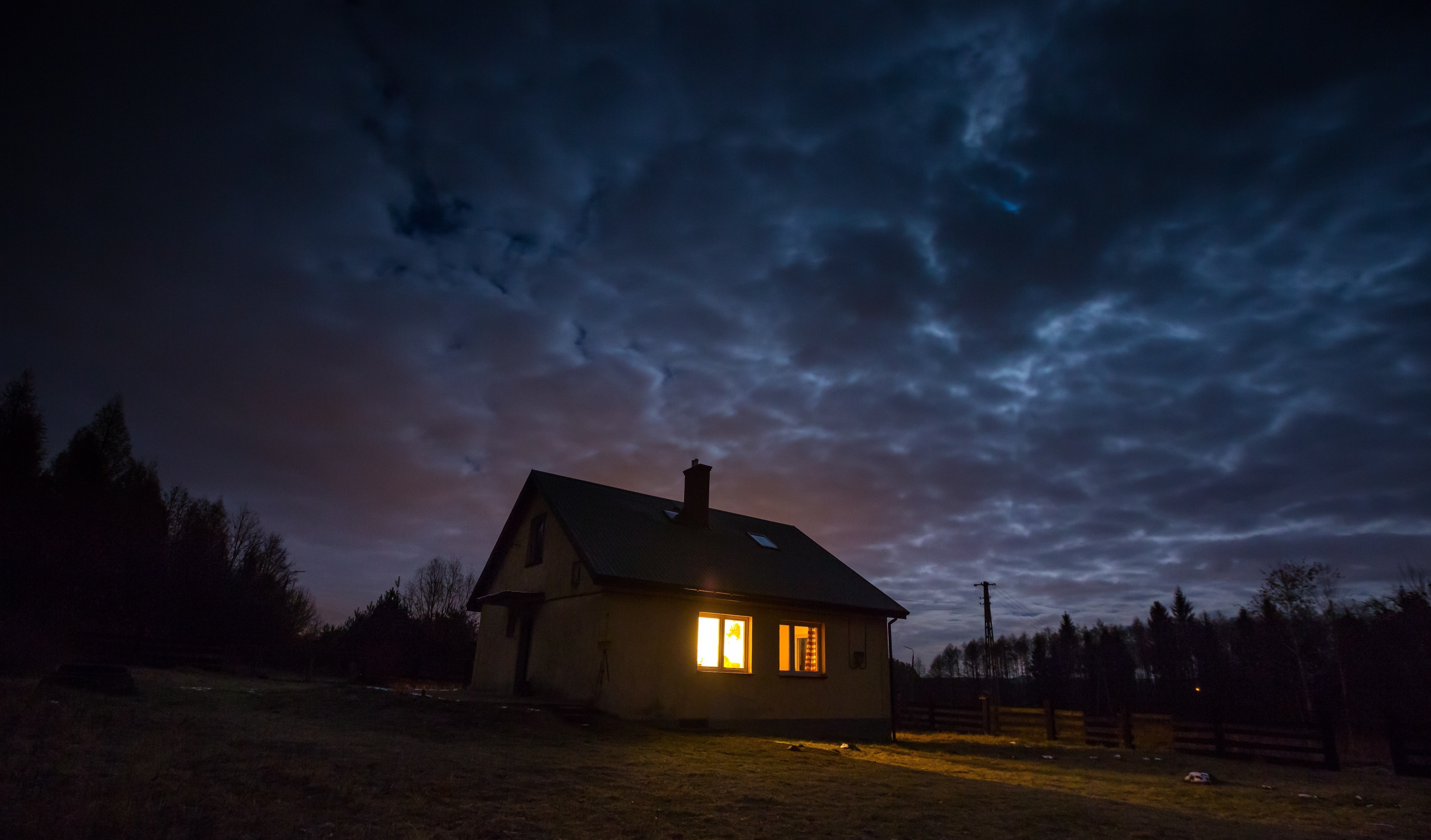 The dad forced his daughter to sleep in their backyard as punishment. | Source: Shutterstock