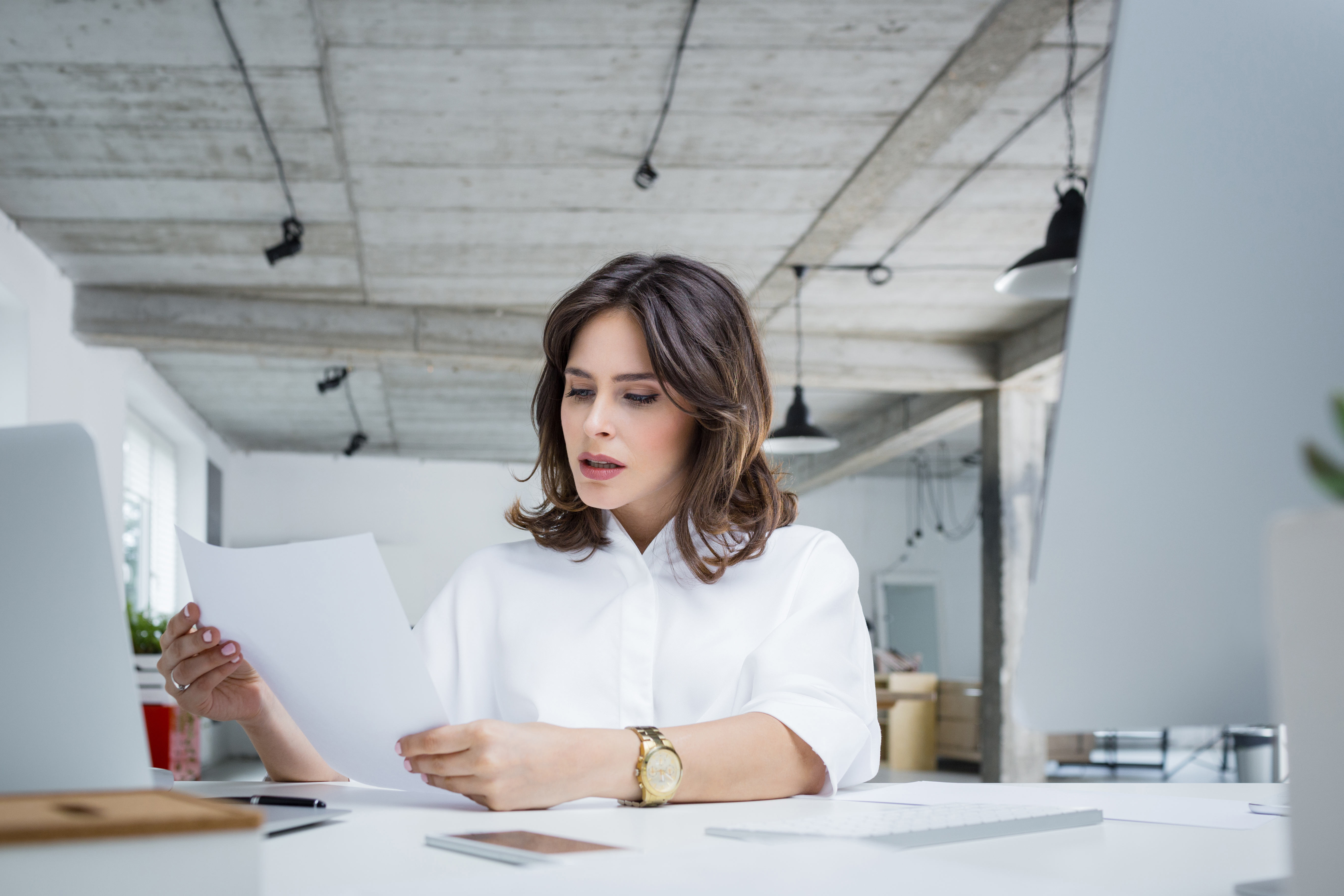 A worried woman reading a note at the office | Source: Getty Images